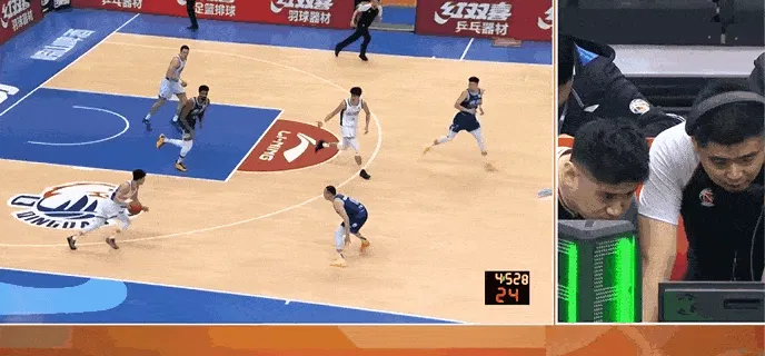 腾讯体育官网-谷泽浴快攻时被青岛球员两人夹击撞倒，裁判吹罚普通犯规